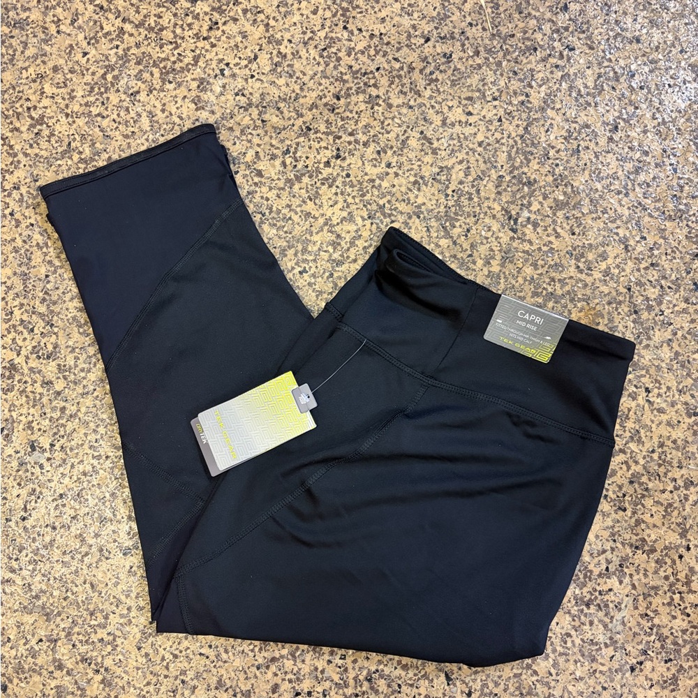 Chic Black Capris Leggings